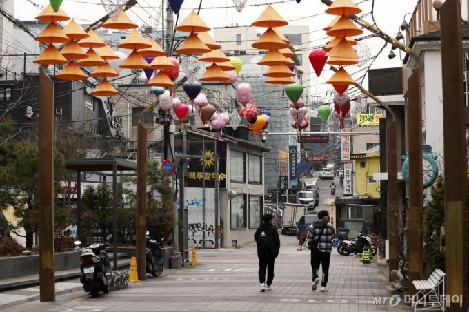 3월 12일 서울 용산구 이태원 길거리가 한산한 모습을 보이고 있다. /사진=김휘선 기자 hwijpg@