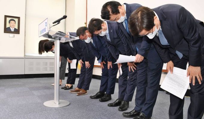 김태년 더불어민주당 대표 직무대행이 8일 서울 여의도 국회에서 4.7재보궐 선거 결과에 책임을 지고 지도부가 전원 사퇴한다는 내용의 대국민 성명서를 발표하기 앞서 고개를 숙이고 있다./사진=뉴시스