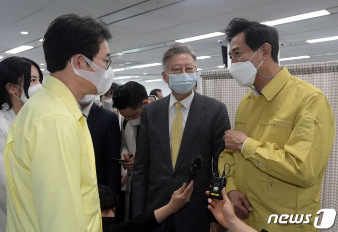 (서울=뉴스1) 김진환 기자 = 오세훈 서울시장(오른쪽)이 8일 서울 성동구청에 마련된 서울시 1호 예방접종센터를 방문해 모니터링실을 둘러보며 정원오 성동구청장(왼쪽), 김연수 서울대학교병원장과 대화하고 있다.  2021.4.8/뉴스1