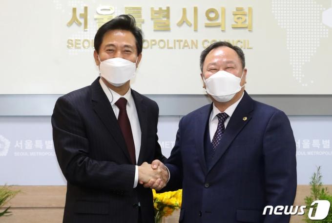 38대 서울특별시장에 당선된 오세훈 시장이 8일 오전 취임 첫 외부 일정으로 서울 중구 서울시의회를 찾아 김인호 시의회 의장과 악수하고 있다. /사진제공=뉴스1