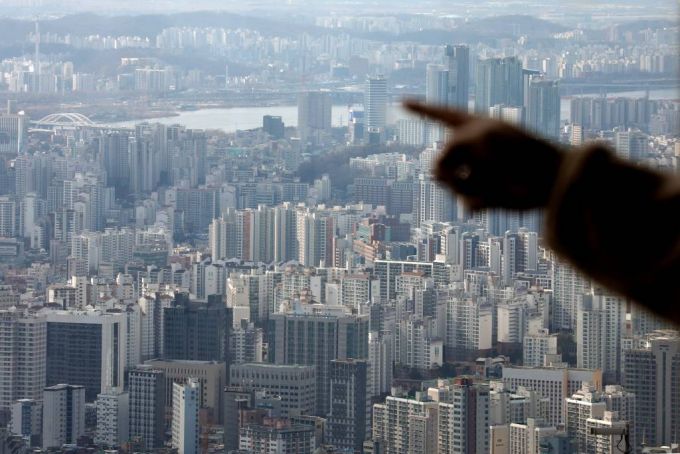 [서울=뉴시스]김병문 기자 = 서울 중구 남산서울타워 전망대에서 바라본 서울 시내 아파트 모습. 2021.03.02. dadazon@newsis.com