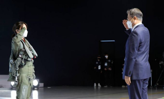 [사천=뉴시스]박영태 기자 = 문재인 대통령이 9일 경남 사천시 한국항공우주산업(KAI) 고정익동에서 열린 한국형전투기 보라매(KF-21) 시제기 출고식에서 보라매 탑승자와 경례하고 있다. 2021.04.09. since1999@newsis.com