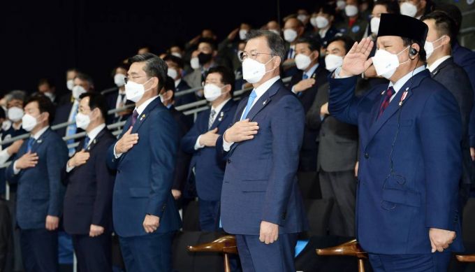 [사천=뉴시스]박영태 기자 = 문재인 대통령이 9일 경남 사천시 한국항공우주산업(KAI) 고정익동에서 열린 한국형전투기(KF-X) 시제기 출고식에 참석해 국민의례를 하고 있다. 2021.04.09. since1999@newsis.com