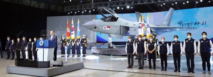 [사천=뉴시스]박영태 기자 = 문재인 대통령이 9일 경남 사천시 한국항공우주산업(KAI) 고정익동에서 열린 한국형전투기 보라매(KF-21) 시제기 출고식에서 기념연설을 하고 있다. 2021.04.09. since1999@newsis.com