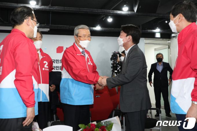 = 김종인 국민의힘 비상대책위원장과 안철수 국민의당 대표가 8일 새벽 서울 여의도 중앙당사에 마련된 개표상황실에서 오세훈 서울시장 후보의 당선이 확실시 된 후 인사를 나누고 있다. 2021.4.8/뉴스1