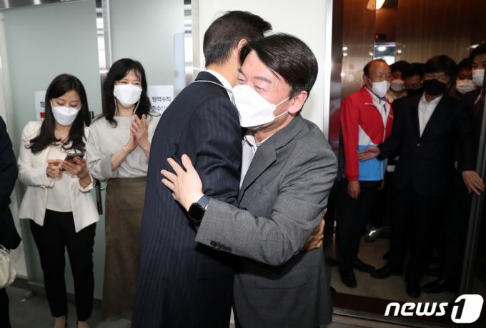오세훈 국민의힘 서울시장 후보가 8일 새벽 서울 여의도 국민의힘 중앙당사에 마련된 개표상황실에서 안철수 국민의당 대표를 맞이하며 포옹을 하고 있다. /사진=뉴스1