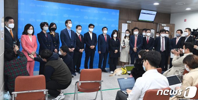 (서울=뉴스1) 성동훈 기자 = 국민의힘 초선 의원들이 8일 오전 서울 여의도 국회 소통관에서 4·7재보선 관련 기자회견을 마친 뒤 취재진의 질문에 답하고 있다. 국민의힘 초선 의원들은