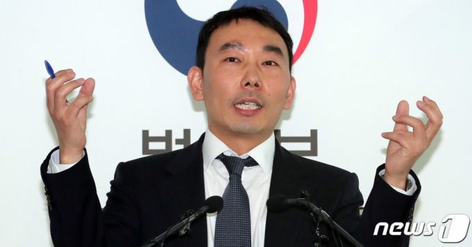 (서울=뉴스1) 이재명 기자 = 김용민 검찰과거사위원회 위원이 29일 오후 경기도 과천시 정부 과천종합청사 법무부에서 김학의 전 법무부 차관의 '별장 성접대' 사건 심의결과를 발표하고 있다. 2019.5.29/뉴스1