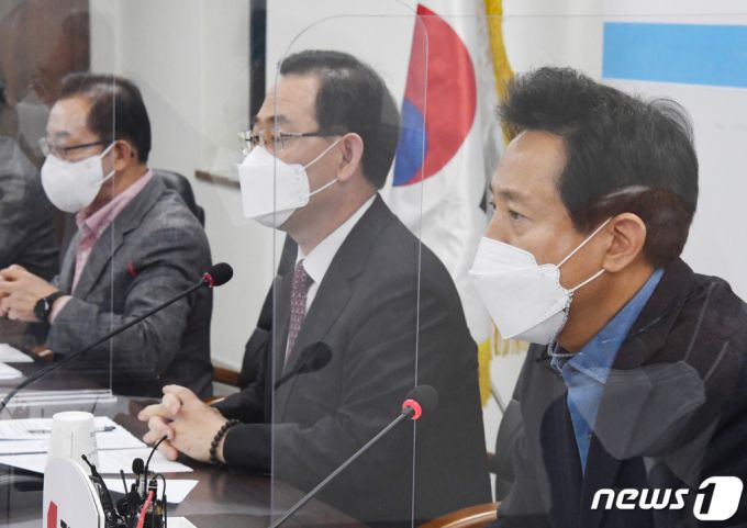 오세훈 서울시장이 11일 오후 서울 여의도 당사에서 열린 국민의힘·서울시 부동산정책협의회에서 모두발언을 하고 있다. 2021.4.11/뉴스1