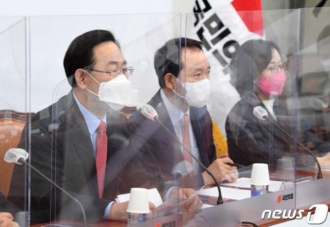 (서울=뉴스1) 신웅수 기자 = 주호영 국민의힘 당대표 권한대행이 12일 오전 서울 여의도 국회에서 열린 비상대책위원회의에서 모두발언을 하고 있다. 2021.4.12/뉴스1