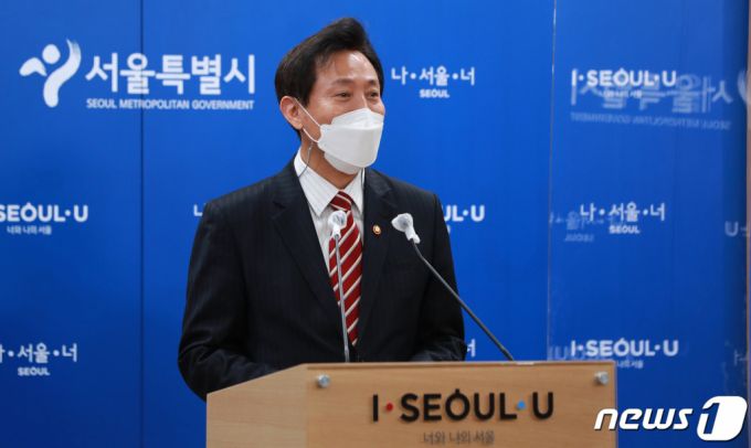 (서울=뉴스1) 구윤성 기자 = 오세훈 서울시장이 13일 서울시청에서 국무회의 관련 브리핑을 하고 있다. 앞서 오 시장은 이날 오전에 참석한 국무회의에서 신종 코로나바이러스 감염증(코로나19) 간이진단키트의 신속한 사용허가와 지방자치단체가 공동주택 가격 결정과정에 참여할 수 있도록 하는 제도개선 등을 요청했다. 2021.4.13/뉴스1