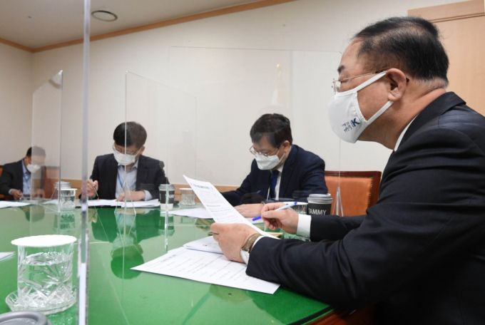 홍남기 부총리 겸 기획재정부 장관이 14일 오전 관계장관회의(녹실회의)를 열고 3월 고용동향을 논의했다. /사진제공=기획재정부
