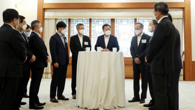 [서울=뉴시스]추상철 기자 = 문재인 대통령이 15일 오후 청와대 본관에서 열린 확대경제장관회의에 앞서 참석한 경제인들과 사전환담을 하고 있다. 2021.04.15. scchoo@newsis.com