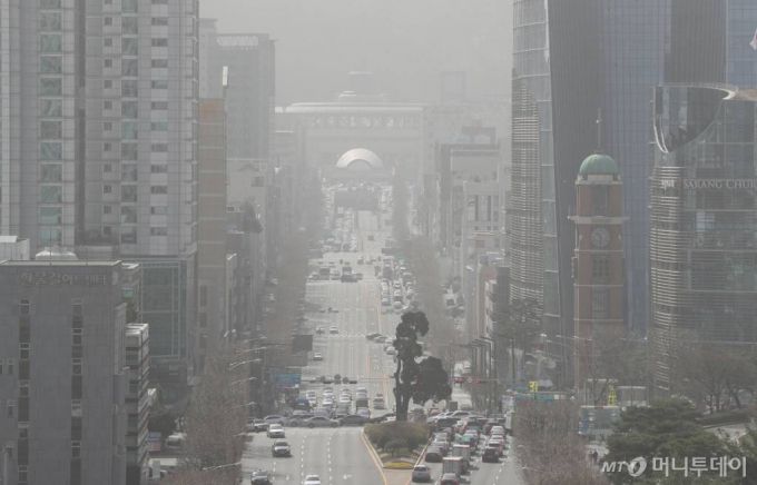 전국 미세먼지 농도가 매우 나쁨 수준을 보이는 지난달 29일 서울 서초구 누에다리에서 바라본 서울 도심이 뿌옇게 보이고 있다. /사진=김휘선 기자 hwijpg@