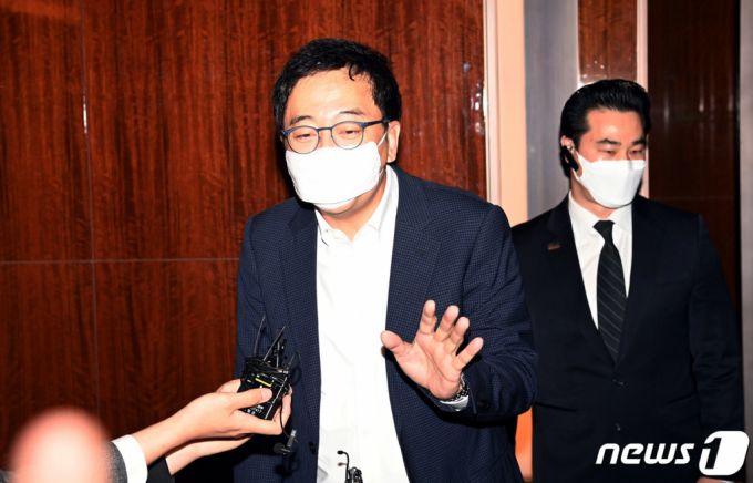 (서울=뉴스1) 국회사진취재단 = 금태섭 전 무소속 의원이 16일 오전 서울 중구 한 호텔에서 김종인 국민의힘 전 비상대책위원장과 조찬 회동을 마치고 나서며 취재진 질문에 답하고 있다. 2021.4.16/뉴스1