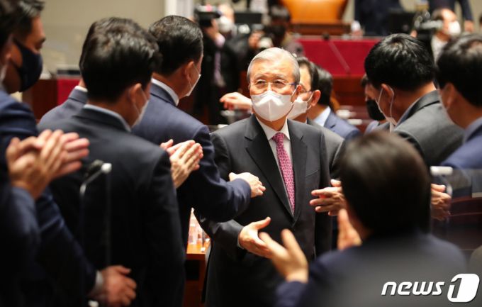 (서울=뉴스1) 성동훈 기자 = 4.7 재보궐선거를 마지막으로 퇴임하는 김종인 국민의힘 비상대책위원장이 8일 오전 서울 여의도 국회에서 열린 의원총회 참석을 마지막으로 국회를 나서고 있다. 2021.4.8/뉴스1