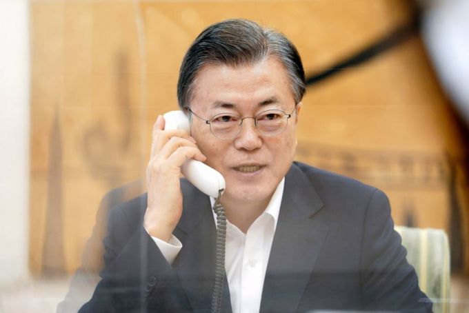 [서울=뉴시스] 문재인 대통령이 4일 청와대에서 조 바이든 미국 대통령과 통화하고 있다. (사진=청와대 제공) 2021.02.04. photo@newsis.com