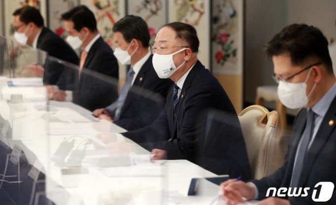 홍남기 부총리 겸 기획재정부 장관이 8일 서울 종로구 정부서울청사에서 열린 제19차 부동산시장 점검 관계장관회의에서 모두발언을 하고 있다. /사진제공=뉴스1