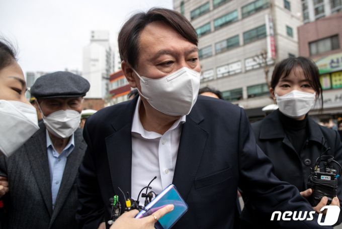 윤석열 전 검찰총장이 2일 오전 서울 서대문구 남가좌1동주민센터에 마련된 사전투표소에서 투표를 마친 후 투표장을 나서고 있다. /사진=뉴스1