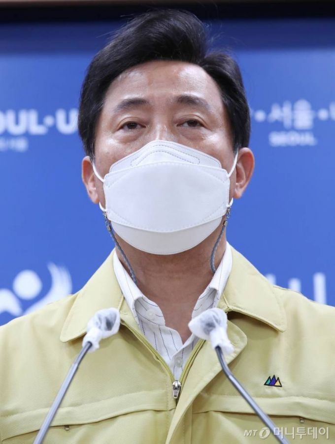오세훈 서울시장이 12일 오전 중구 서울시청에서 코로나19 관련 기자 브리핑을 하고 있다. /사진=이기범 기자 leekb@