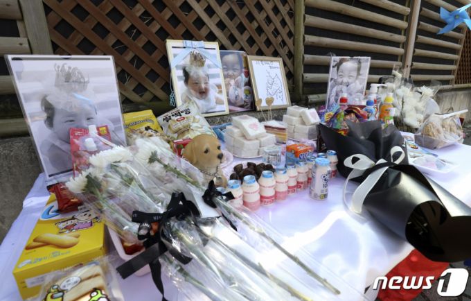14일 오후 울산 남구 울산지방법원 앞에 16개월 여아 '정인이' 제사상이 차려져 있다. 이 제사상은 정인이 사건의 재발 방지에 공감하는 울산지역 어머니 등 10여명이 준비했다. 이날 16개월 여아 '정인이'를 학대해 숨지게 한 혐의로 기소된 양부모에 대한 1심 결심공판이 열렸다./사진=뉴스1