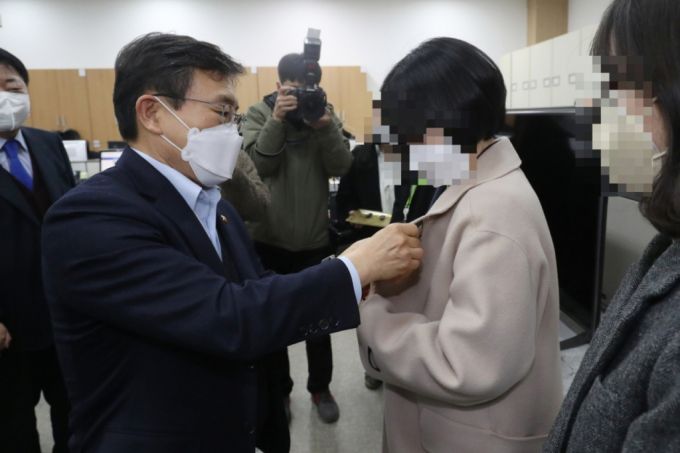 권덕철 보건복지부 장관이 2월 23일 오후 충북 청주시청 제2청사 아동보육과를 찾아 아동학대 전담공무원들에게 배지를 달아주고 있다.(기사 내용과는 무관)./사진=뉴스1