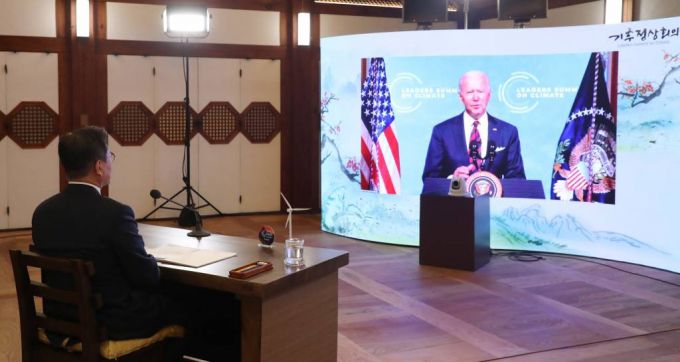 [서울=뉴시스박영태 기자 = 문재인 대통령이 22일 청와대 상춘재에서 화상으로 열린 기후정상회의에 참석해 조 바이든 미국 대통령의 모두발언을 듣고 있다. 2021.04.22. since1999@newsis.com