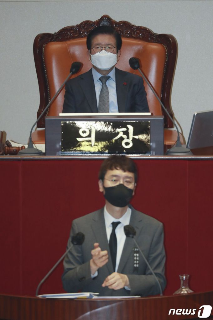 (서울=뉴스1) 박세연 기자 = 박병석 국회의장이 11일 오후 서울 여의도 국회에서 열린 본회의에서 김웅 국민의힘 의원의 국정원법 개정안에 대한 무제한 토론(필리버스터)을 경청하고 있다. 2020.12.11/뉴스1