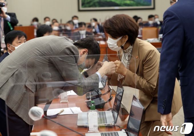 (서울=뉴스1) 구윤성 기자 = 한정애 환경부 장관(오른쪽)과 김웅 국민의힘 의원이 20일 서울 여의도 국회에서 열린 환경노동위원회 전체회의에서 인사를 하고 있다. 2021.4.20/뉴스1