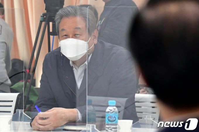 (서울=뉴스1) 국회사진취재단 = 김무성 전 의원이 8일 서울 마포구의 현대빌딩에서 열린 국민의힘 마포포럼에서 웃고 있다. 2021.4.8/뉴스1