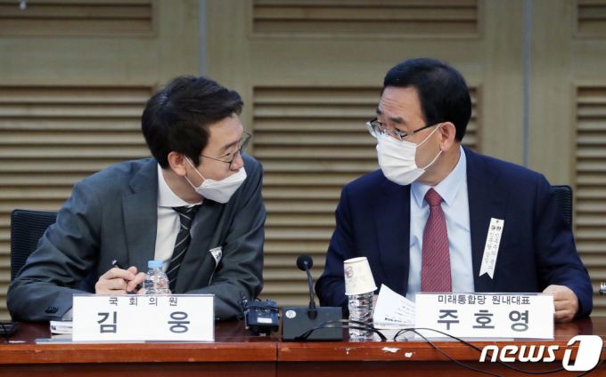 주호영 국민의힘 당 대표 권한대행(오른쪽)과 김웅 국민의힘 의원(왼쪽) 2020.7.3/뉴스1