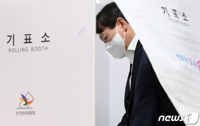(서울=뉴스1) 신웅수 기자 = 윤석열 전 검찰총장이 2일 오전 서울 서대문구 남가좌1동주민센터에 마련된 사전투표소에서 투표를 하고 있다.   지난달 4일 사퇴 후 별다른 일정 없이 칩거하던 윤 전 총장은 최근 '101세 철학자'로 불리는 김형석 연세대 명예교수를 방문해 조언을 듣고 이철우 연세대 법학전문대학원 교수를 만나는 등 비공식 활동을 이어가며 외부 노출을 자제해왔다. 2021.4.2/뉴스1