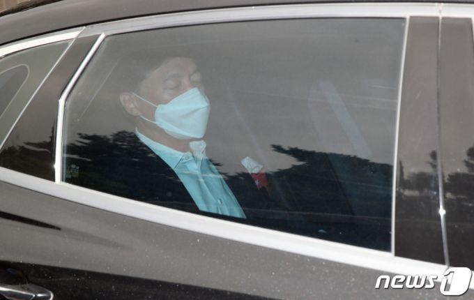 (서울=뉴스1) 임세영 기자 = 김학의 전 법무부 차관 불법 출국금지(출금) 사건 관련 수사외압 의혹을 받고 있는 이성윤 서울중앙지검장이 23일 오전 서울 서초구 서울중앙지방검찰청으로 출근하고 있다. 이 지검장은 지난 22일 조남관 검찰총장 직무대행(대검 차장)에게 수사심의위원회 소집을 신청했다. 2021.4.23/뉴스1