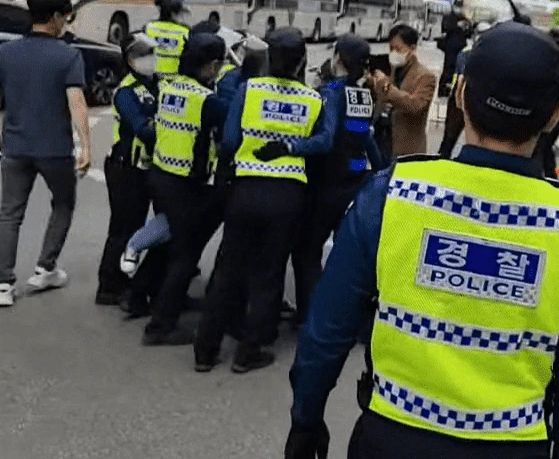 지난 24일 온라인 커뮤니티에 올라온 논란의 글 /사진=온라인 커뮤니티