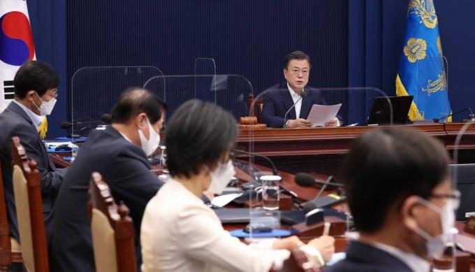 [서울=뉴시스]추상철 기자 = 문재인 대통령이 27일 오전 청와대에서 열린 국무회의를 주재하고 있다. 2021.04.27. scchoo@newsis.com