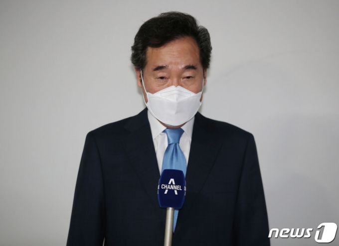 코로나19 자가격리에서 해제된 이낙연 더불어민주당 전 대표가 15일 오후 서울 종로구 자택을 나서며 취재진의 질의에 답변하고 있다. /사진=뉴스1