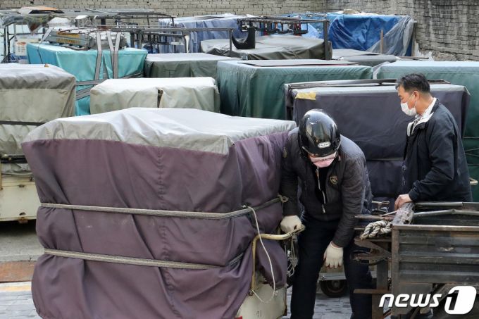 지난  6일 서울 중구 남대문시장 인근에서 한 노점상인이 장사 준비를 위해 노점 손수레를 옮기고 있다. /사진=뉴스1