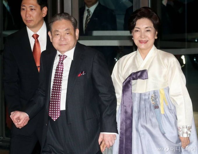 고 이건희 삼성전자 회장이 2013년 10월28일 서울 장충동 신라호텔에서 열린 '삼성 신경영 20주년 만찬'에 부인 홍라희 여사와 함께 참석하고 있다. /사진=홍봉진기자 honggga@