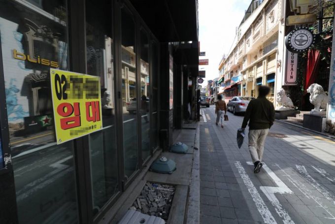 [서울=뉴시스] 고범준 기자 = 사회적 거리두기 수도권 2단계, 비수도권 1.5단계가 3주 연장된 13일 오후 서울 용산구 이태원 한 점포에 임대관련 안내문이 붙어 있다. 이날 용산구는 이태원관광특구연합회 주최로 '이태원 상권 살리기 결의대회'를 가졌다. 2021.04.13. bjko@newsis.com