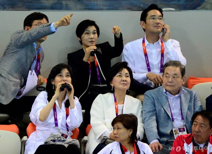 2012년 7월 28일 런던올림픽파크 아쿠아틱센터를 찾은 이건희 IOC 위원(오른쪽)과 가족들이 경기를 관람하고 있다. 이 회장 왼쪽부터 시계방향으로 부인인 홍라희 전 리움미술관장, 이부진 호텔신라 사장, 한 사람 건너 이서현 삼성복지재단 이사장, 이재용 삼성전자 부회장/사진=런던=올림픽사진공동취재단