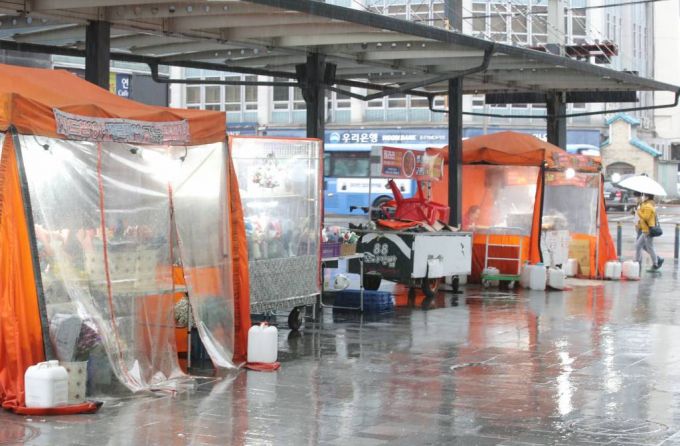 지난달 1일 오후 서울 종로구 종각 젊음의 거리의 노점상 앞을 시민들이 지나가고 있다. /사진=뉴시스