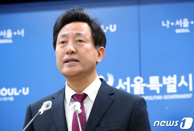 (서울=뉴스1) 박정호 기자 = 오세훈 서울시장이 27일 오전 서울 중구 서울시청 브리핑룸에서 광화문광장 조성 관련 입장을 발표하고 있다.