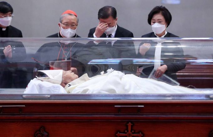 [서울=뉴시스]추상철 기자 = 문재인 대통령과 김정숙 여사가 29일 서울 중구 명동성당에 마련된 고 정진석 추기경의 빈소를 찾아 천주교 서울대교구장인 염수정 추기경의 안내를 받으며 조문하고 있다. 2021.04.29. scchoo@newsis.com