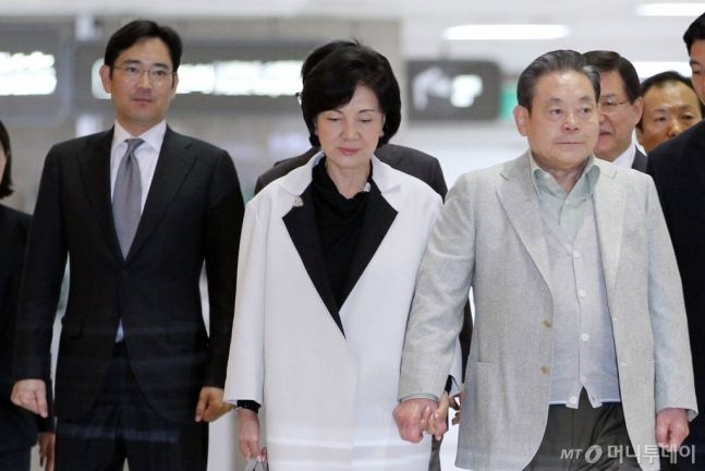 고(故) 이건희 삼성전자 회장이 2011년 5월10일 국제올림픽위원회(IOC) 행사에 참석하기 위해 부인 홍라희 여사와 함께 김포공항을 통해 출국하고 있다. 이재용 삼성전자 부회장(맨왼쪽)이 이 회장의 출국을 배웅하기 위해 함께 김포공항을 찾았다. /사진=임성균 기자 tjdrbs23@