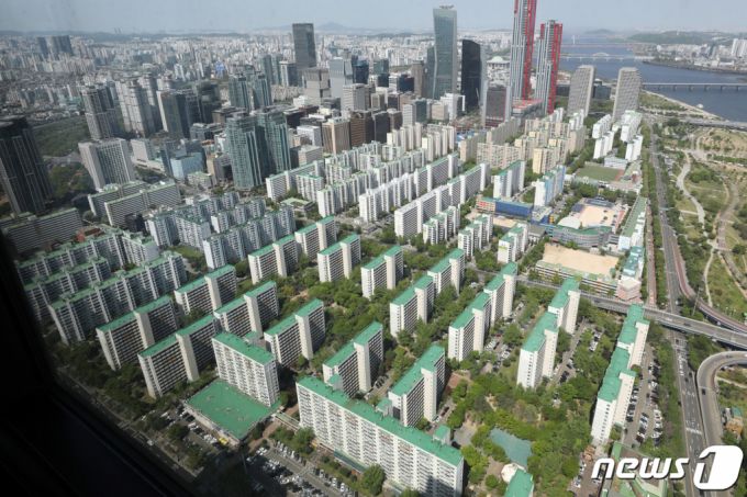 서울 영등포구 여의도 63아트에서 바라본 여의도 아파트 지구 전경. /사진제공=뉴스1