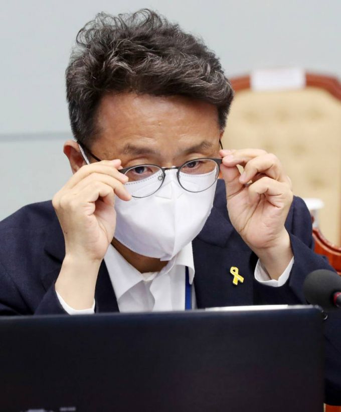 [서울=뉴시스]박영태 기자 = 이철희 정무수석이 19일 오후 청와대 여민관에서 열린 수석·보좌관회의에 참석해 자료를 보고 있다. 2021.04.19. since1999@newsis.com