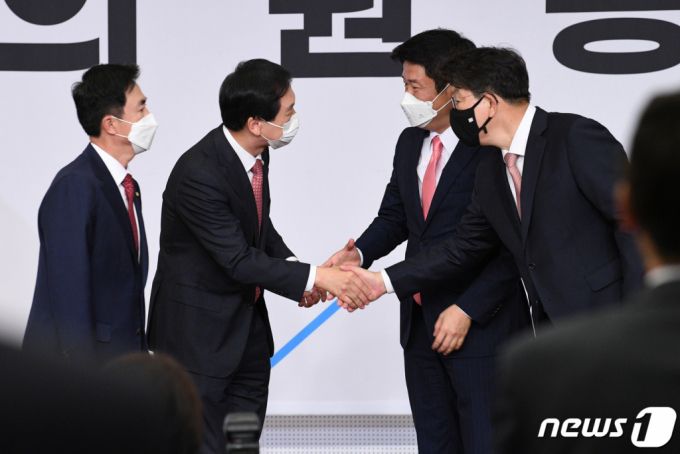 (서울=뉴스1) 구윤성 기자 = 국민의힘 원내대표로 선출된 김기현 의원이 30일 오전 서울 여의도 국회도서관 대강당에서 열린 국민의힘 원내대표 선출 의원총회에서 당선을 확정짓고 경쟁을 펼쳤던 김태흠, 유의동, 권성동 의원과 악수하고 있다. 2021.4.30/뉴스1