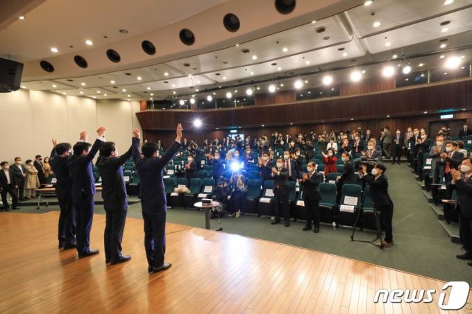 (서울=뉴스1) 구윤성 기자 = 30일 서울 여의도 국회도서관에서 국민의힘 신임 원내대표로 선출된 김기현 의원이 선출 직후 경쟁 후보들과 함께 참석자들에게 인사하고 있다. 왼쪽부터 권성동 의원, 유의동 의원, 김기현 신임 원내대표, 김태흠 의원. 2021.4.30/뉴스1