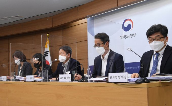 우해영 기획재정부 공공정책국장(오른쪽 세번째)이 29일 정부세종청사에서 2020년 공공기관 경영정보 공개 브리핑을 진행 중이다. /사진제공=기획재정부