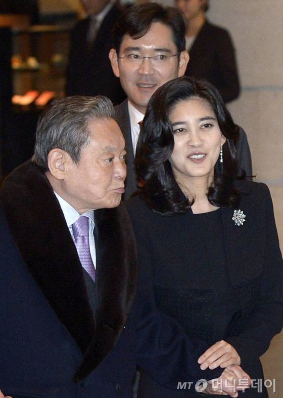 고(故) 이건희 삼성전자 회장이 2014년 1월2일 당시 서울 중구 신라호텔에서 열린 삼성그룹 신년하례식을 마친 뒤 이부진 신라호텔 사장(오른쪽)의 손을 잡고 행사장을 나서고 있다. 뒤쪽으로 이재용 삼성전자 부회장의 모습이 보인다. /뉴스1 /사진=뉴스1